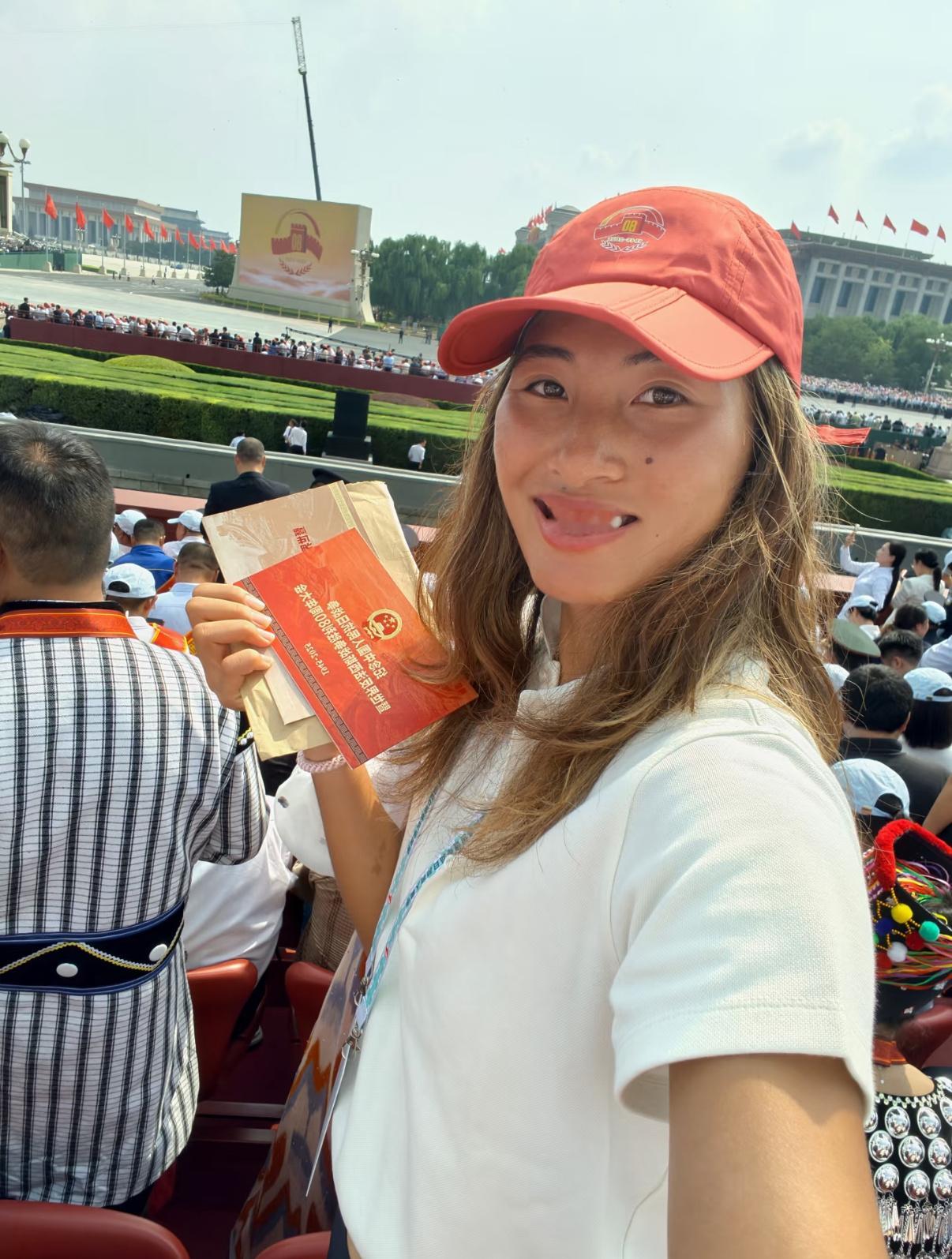 郑钦文今天的观礼自拍和观后感🤳能被征召回来现场观礼也是国家对她的高度认可👏郑