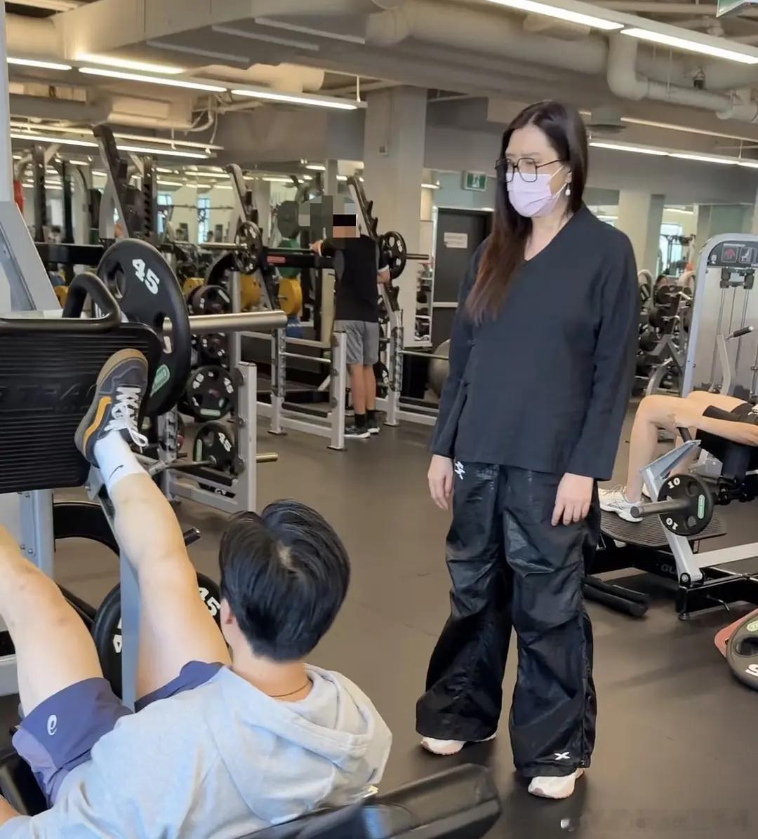 感觉退圈后的王祖贤容貌焦虑特别严重，去健身房也要戴着口罩……这能呼吸过来吗？ 