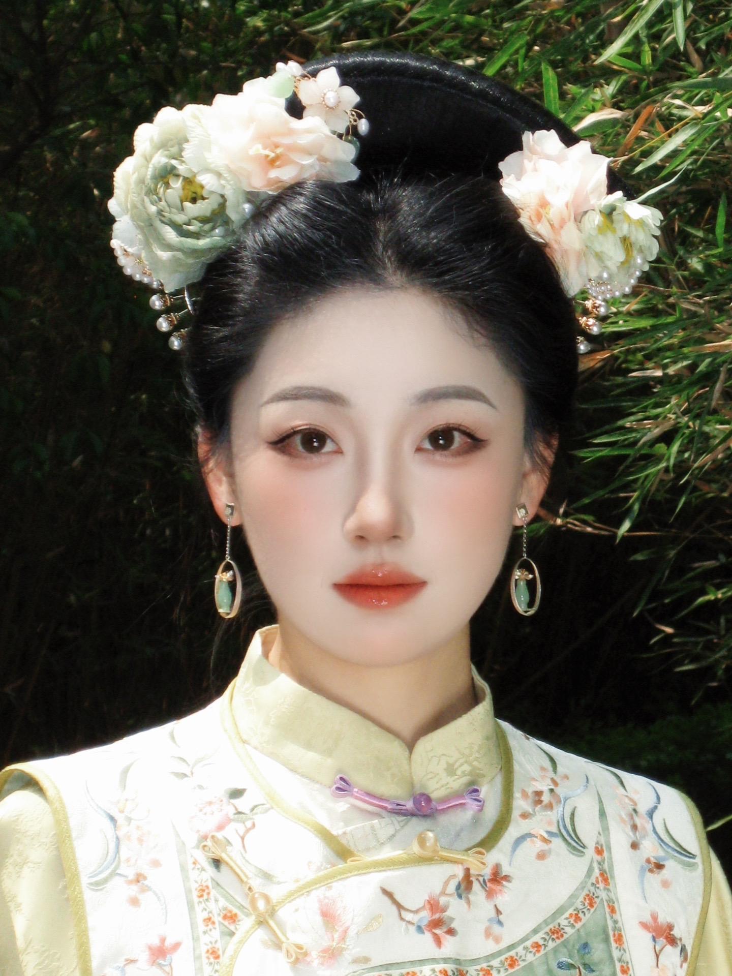 寂寞空庭春欲晚，梨花满地不开门。
