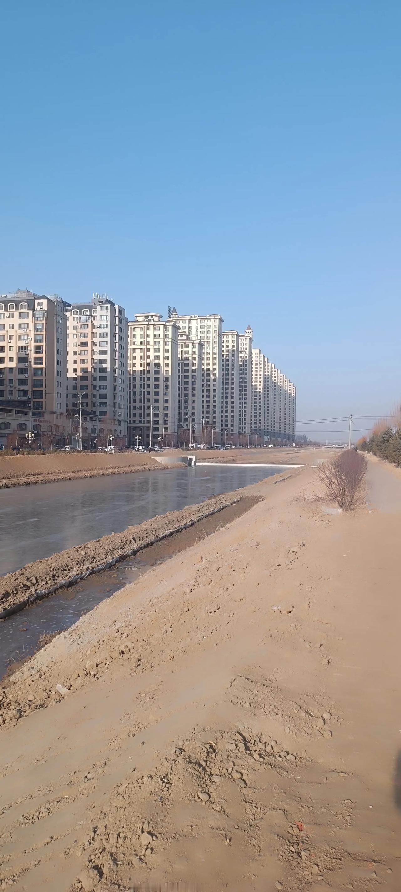 天气的小脾气咱谁也摸不准，昨天还冷风嗖嗖，今天就暖意如春。冬日暖阳，难得啊！赶紧