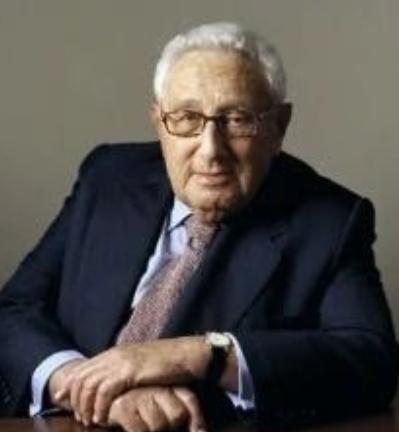 最近基辛格早年的预言又被翻了出来，老爷子当年就说，俄乌打下去，最先耗干的不是俄罗