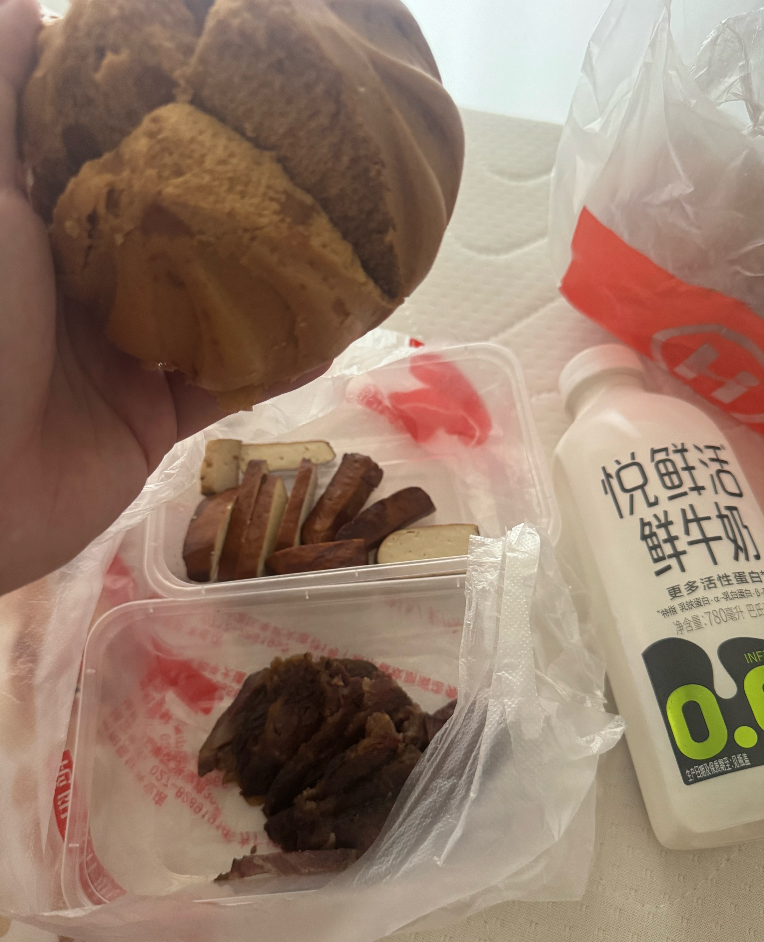真的是热的不行了，只好来房间里吃了。原谅我