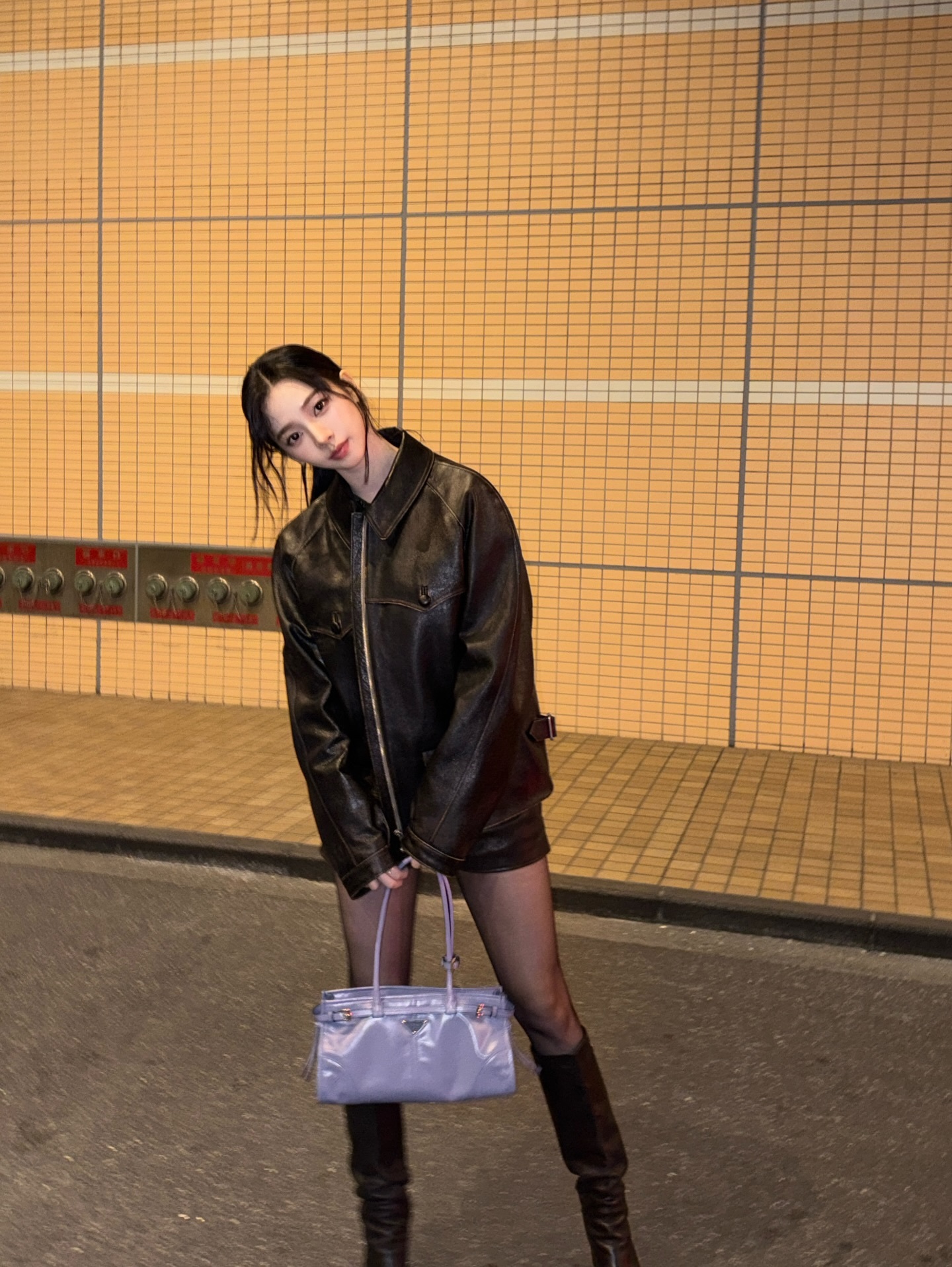 Karina x Prada ｜ Day & Night深棕色皮制外套与短裤搭配