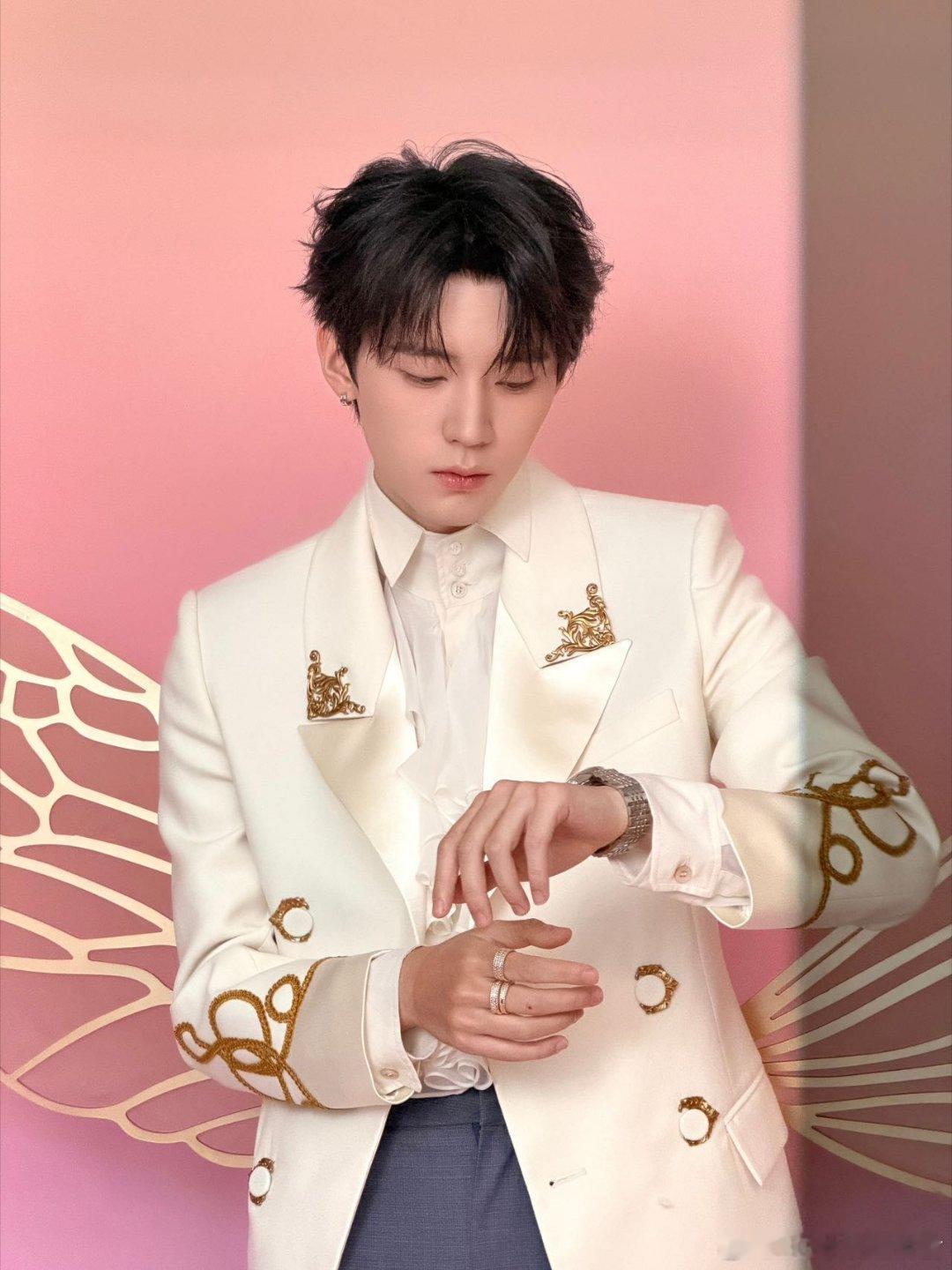 周翊然周翊然背了金色翅膀 白西装加金翅膀，周翊然今天这套造型可以直接演现偶大结局