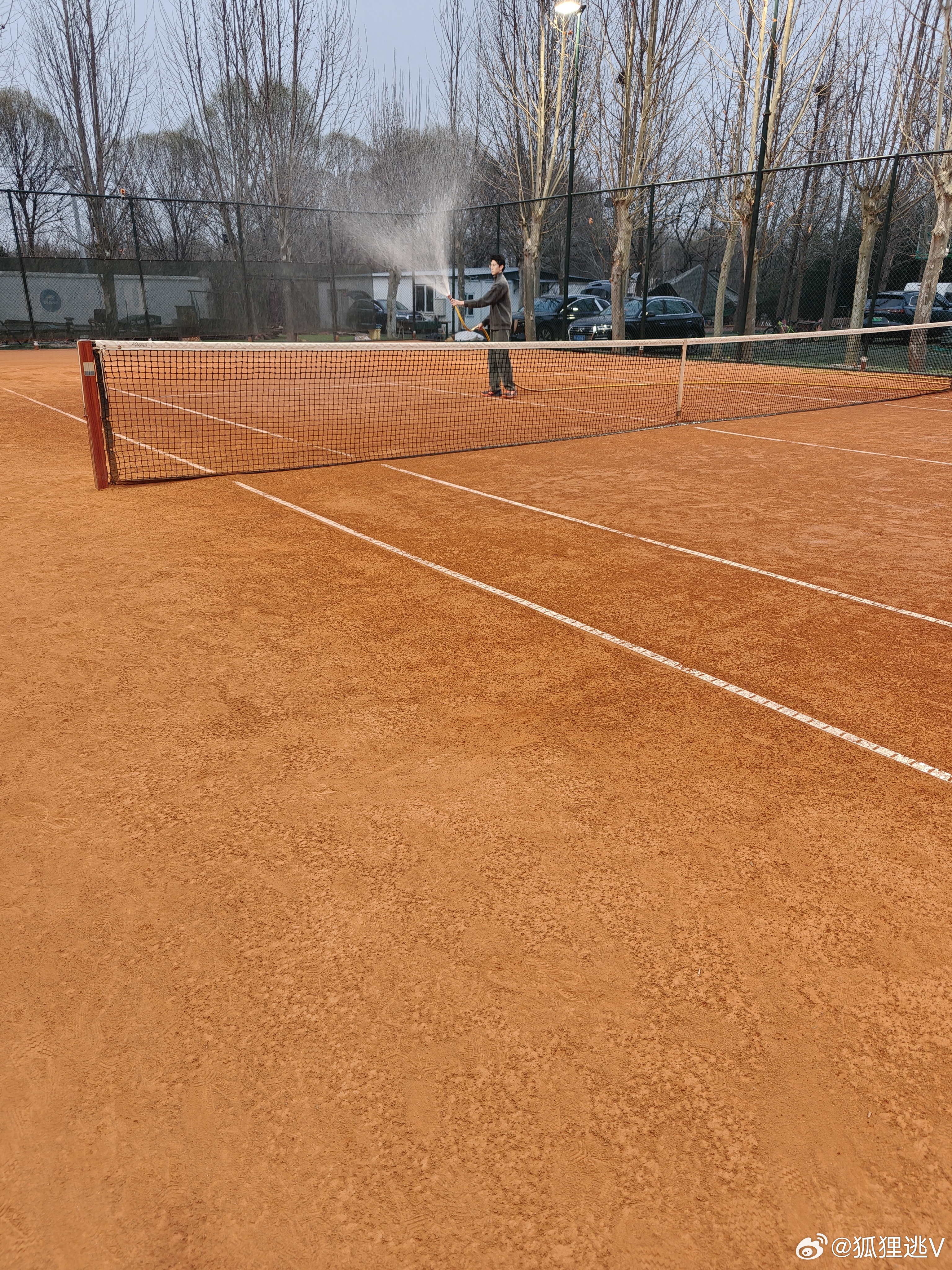 结束今日顺义凤凰红土一练。昨晚加今晨一共睡了三觉，才能保证训练质量。练完直播预告