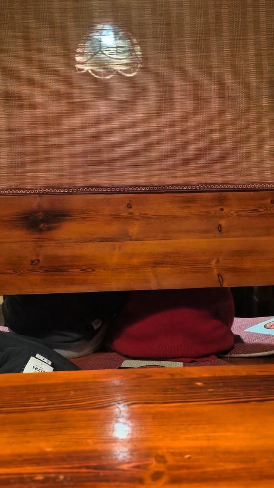 旁边这桌大哥的手不老实啊