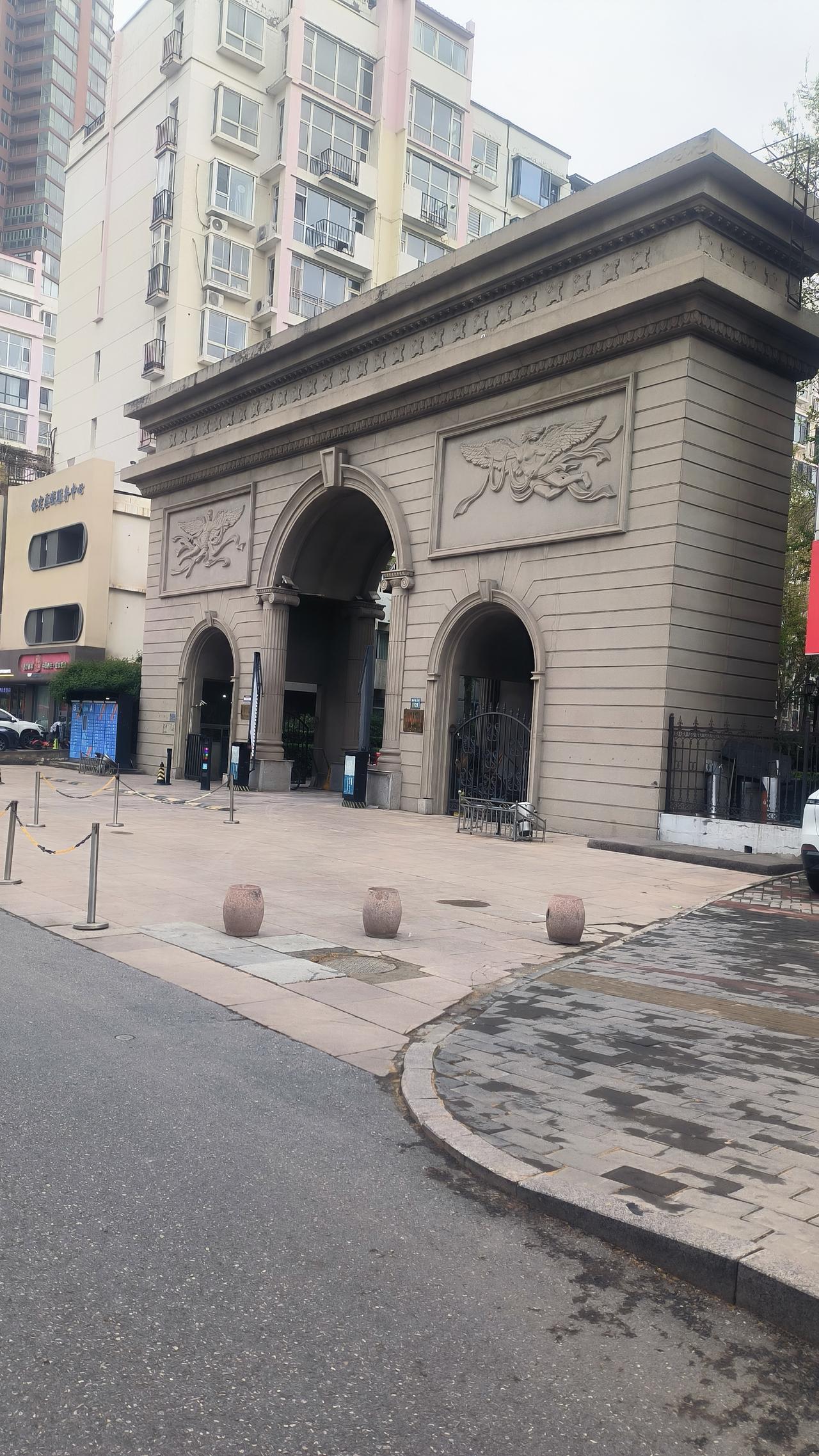 保定这栋黄金旺铺，空置一年半，为何无人敢租？

大家发现没?保定街头有不少门脸，