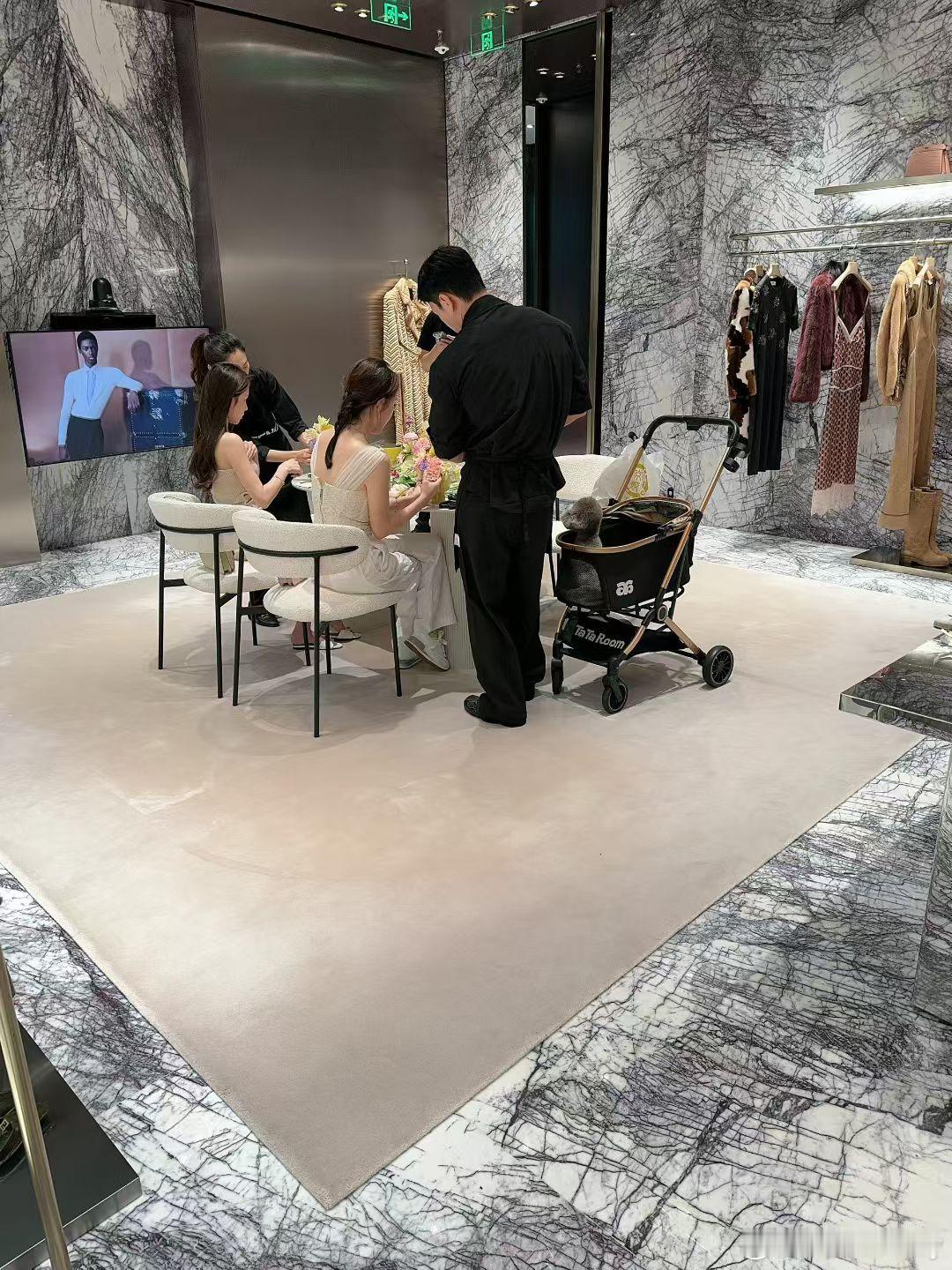 穿搭[超话]        来芬迪插个花～🌸              颜值街