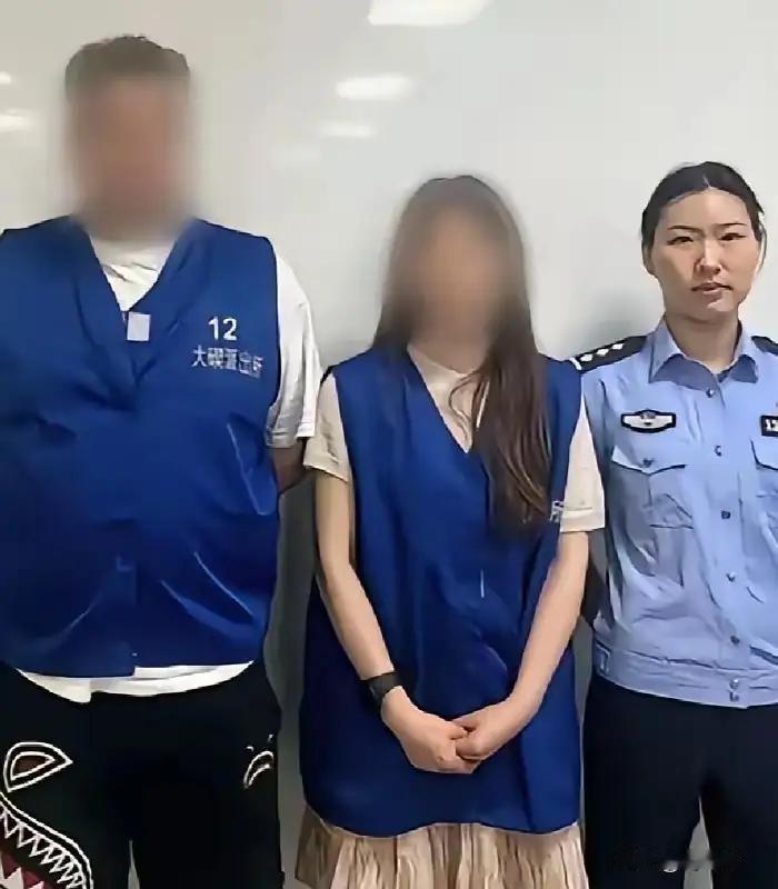 这对夫妻真的是同路人，妻子范某玲与摊主发生不快，叫来老公杨某。杨某直接在30秒内