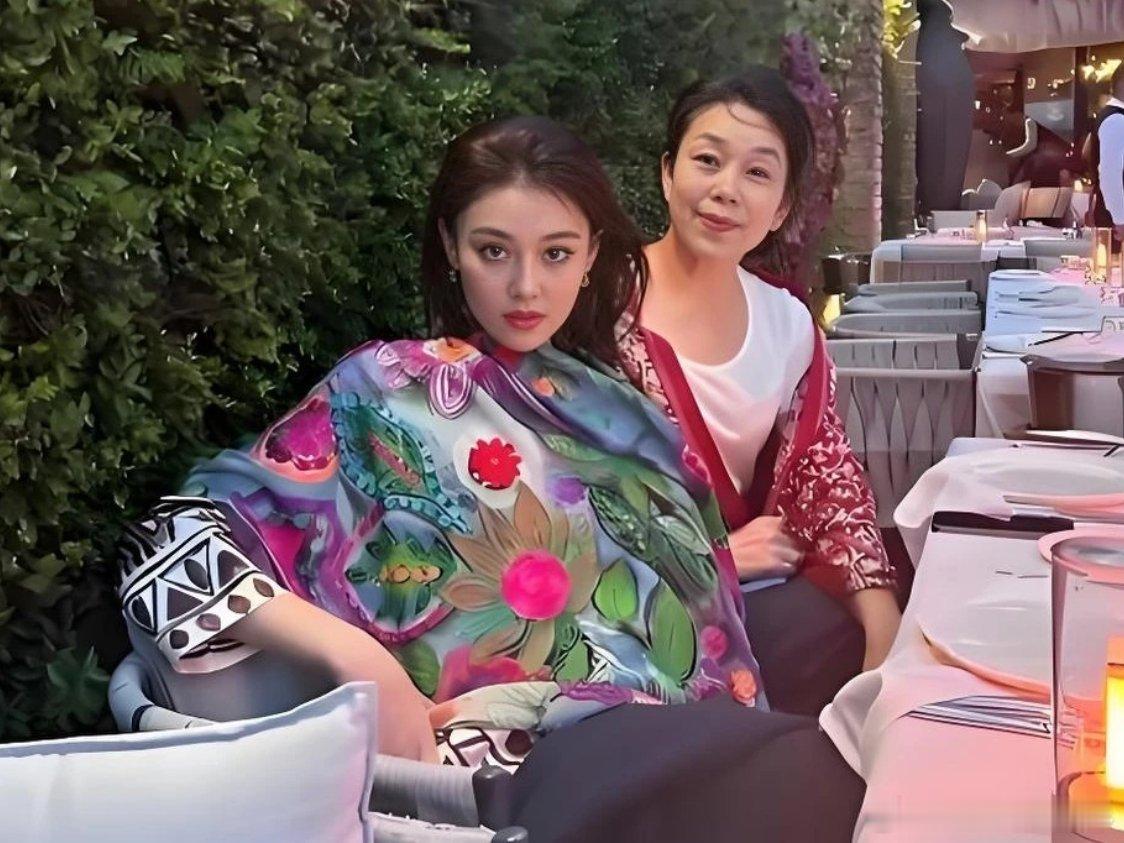 张馨予说自己不上镜不是人不上镜，是这个花床单更抢镜头。张馨予说自己不上镜 张馨予