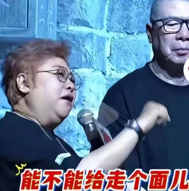 藏了那么多年，原来他就是韩红的亲生父亲，难怪没人敢得罪她 