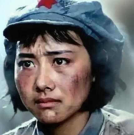 1937年，马家军押解一队西路军女俘虏去青海，途中休息时，一匪兵警惕地朝周围看了