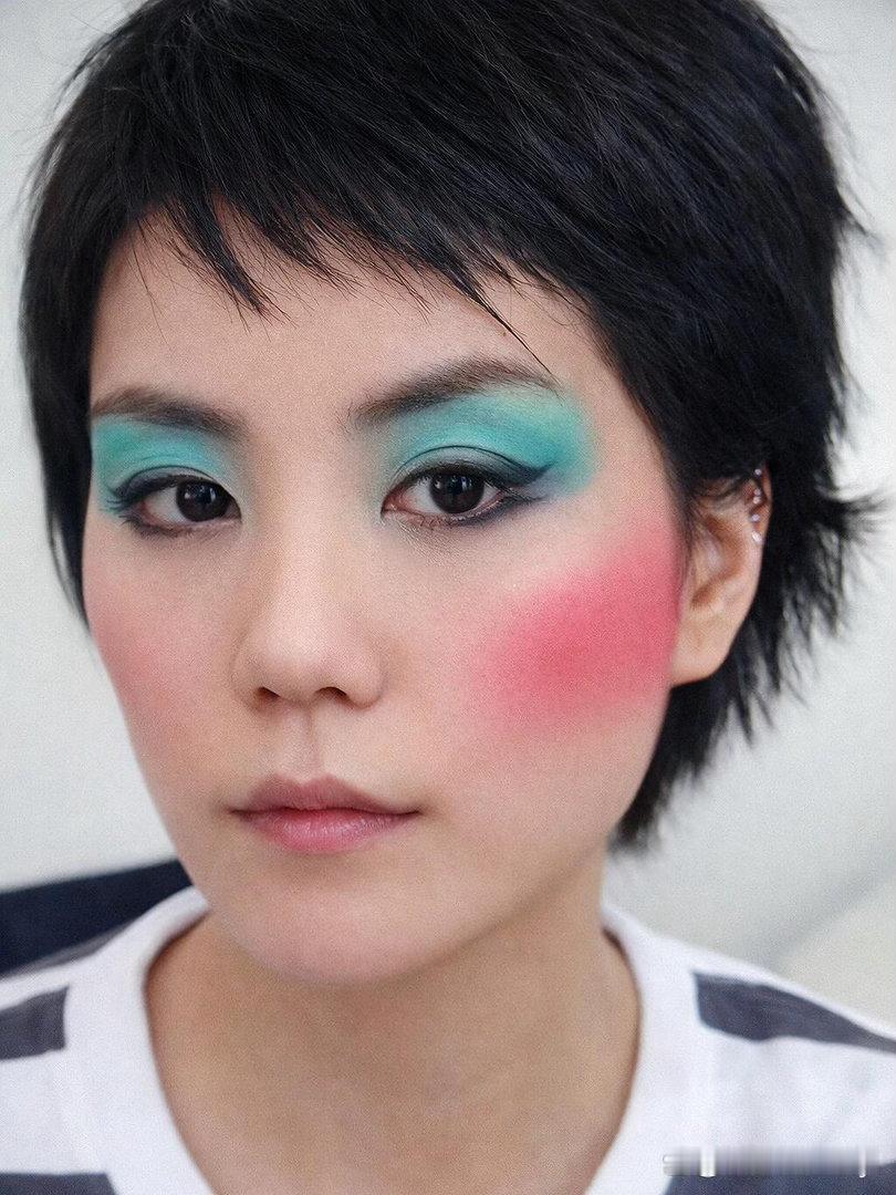 王菲的牙齿也太好看了吧，整齐又洁白，笑起来气质瞬间拉满，太让人羡慕了！ 