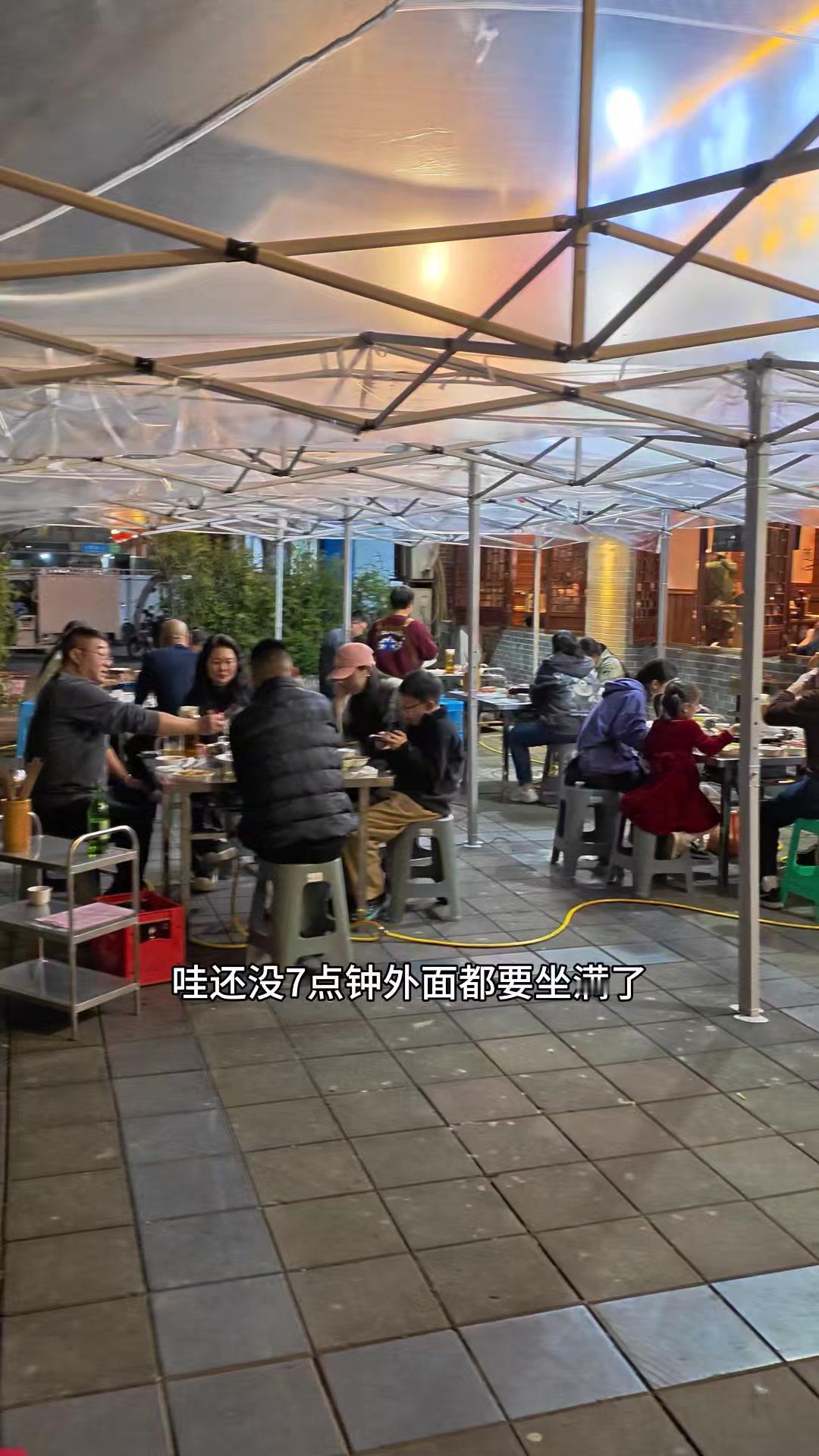 99块钱8荤8素的江枫渔火老火锅，性价比直接拉满！
🔥饭点还没到就坐满了人，停