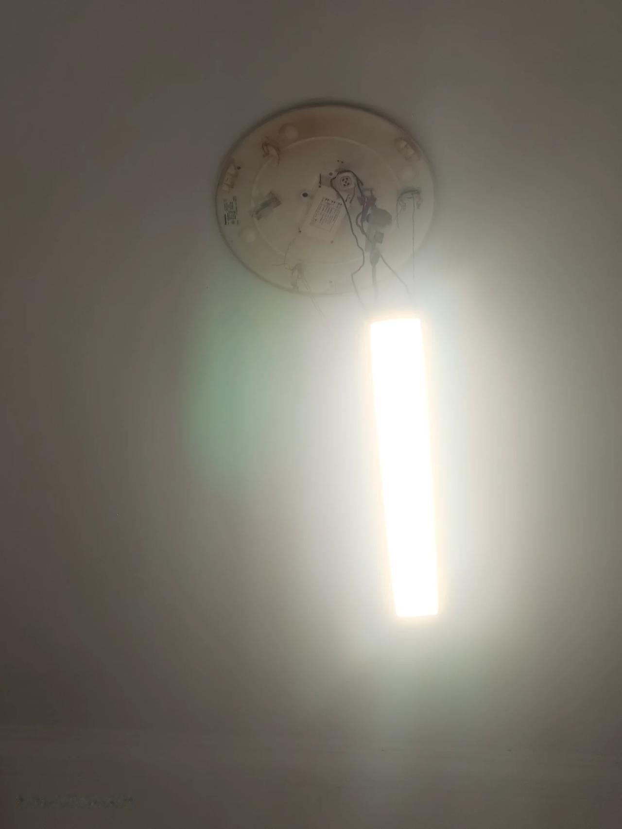 原有的灯坏了，就在工地找了一个这么样的灯，用电线把它挂在原有灯盘上，灯光是黄色的