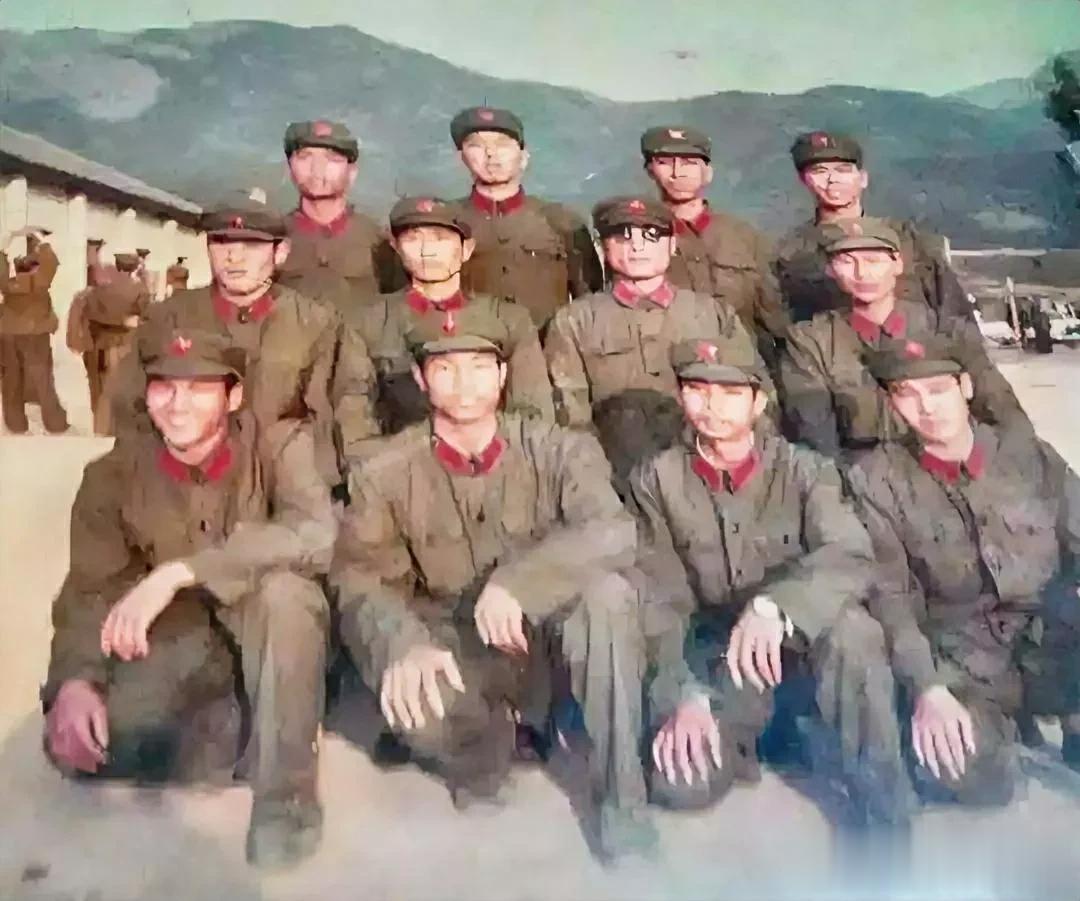 1984年，新兵连结束前班级战士与新兵连连长（戴墨镜者）一起合影留念   