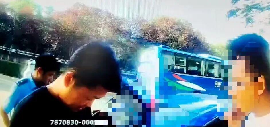 藏绿化带、拒认被骗？民警锲而不舍，截下王师傅即将送人的10万彩礼

民警在绿化带