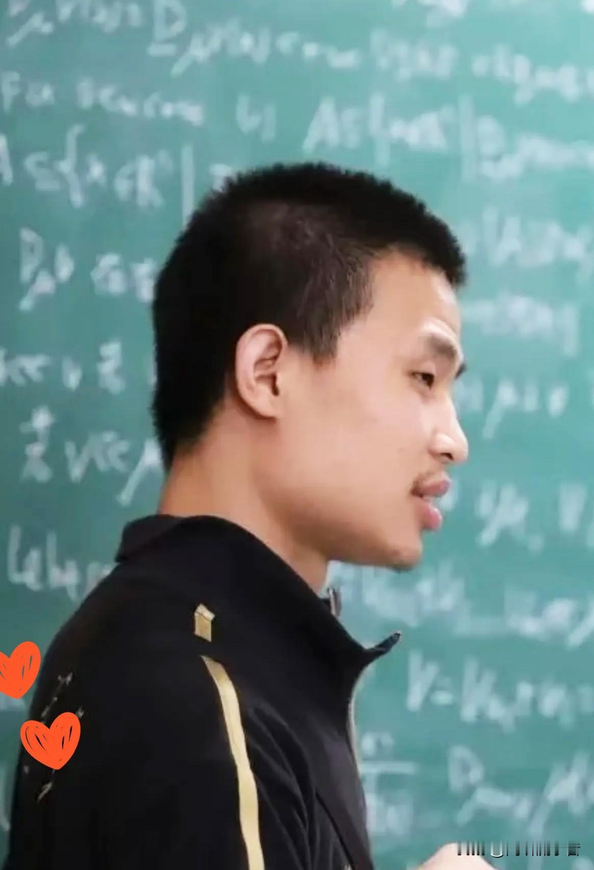 34岁的韦东奕，至今未婚，未恋爱，未生子。

可他已经是北大副教授，这年纪，在很