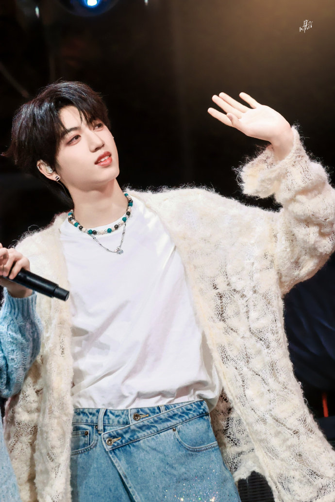 张桂源小狗耳朵好可爱张桂源饭撒战神 张桂源 荣耀之战 比小狗耳朵超级可爱啊！请大