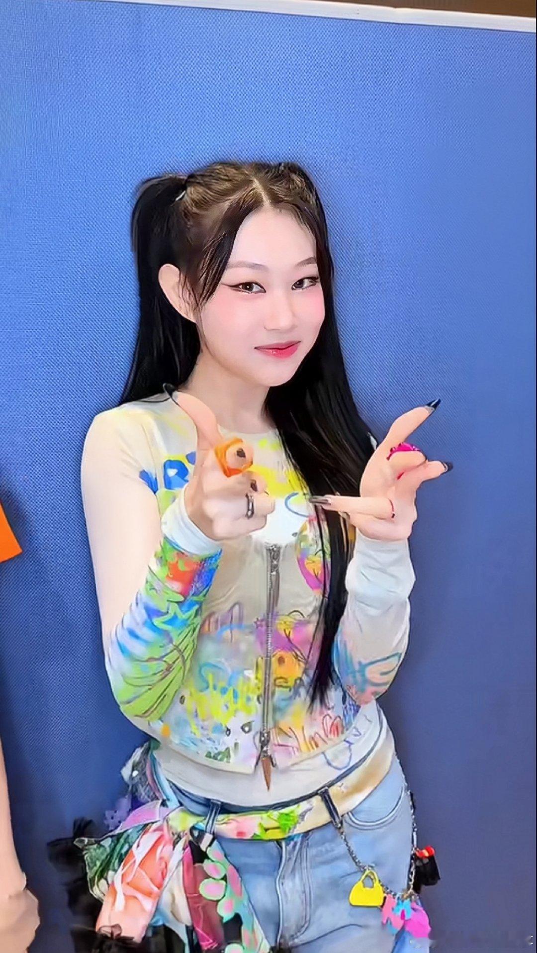 沈佳润会唱多唱 哟喂，沈佳润会唱多唱！课间歌声超有情，韵味独特超吸引，妹宝快多唱