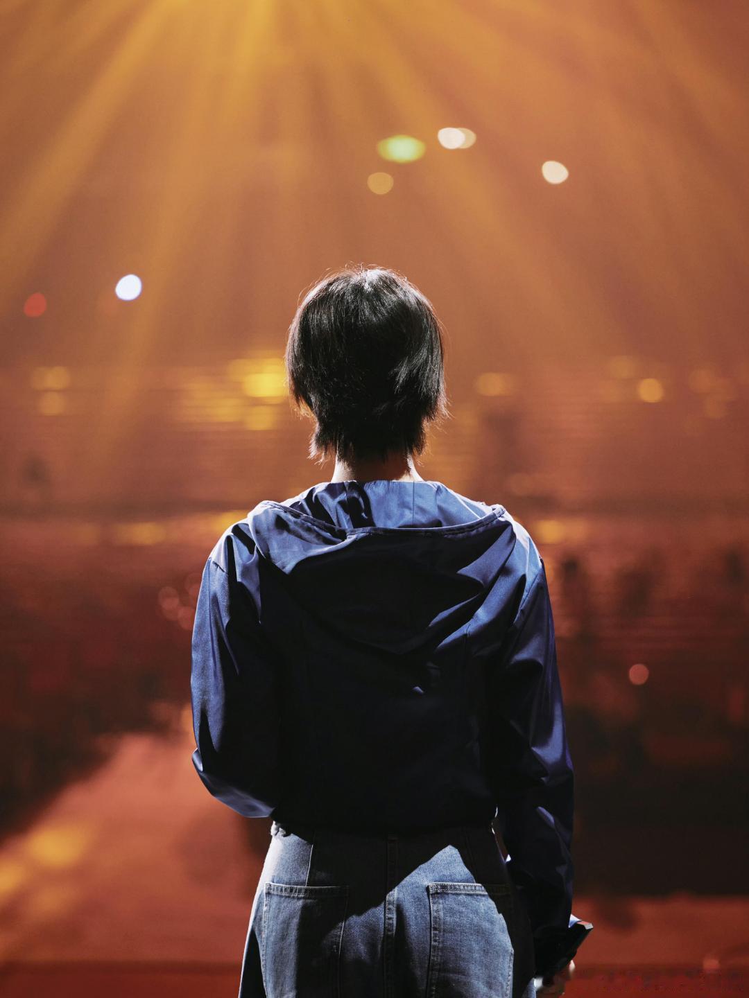 新鲜短发倪妮 get！又美又飒还独立，工作人员帮提行李主动接手，细节太加分～ 