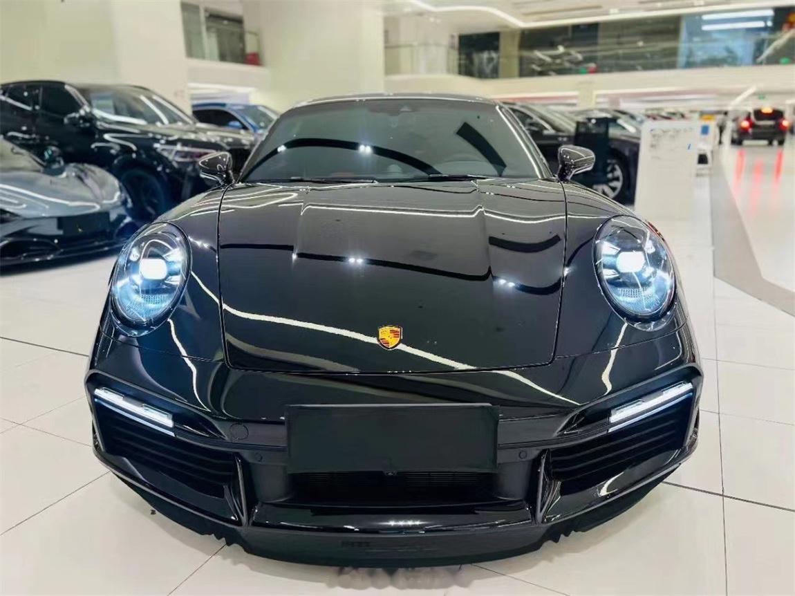 保时捷 911 Turbo S 黑外/黑黄去年6月上牌，仅行驶2700公里全车原