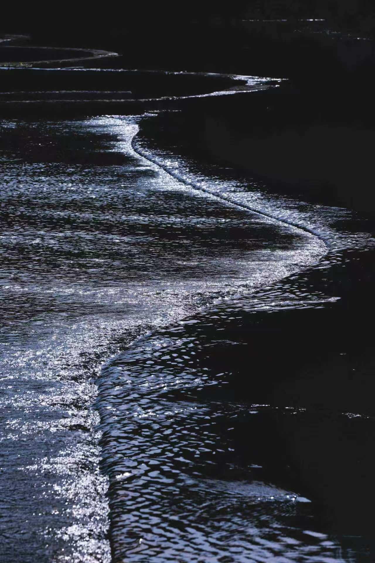 夜凉如水

一曲水波痕
​跌宕九转回
飘雪浮光醉
惊觉星河沉
（原创摄影）
​