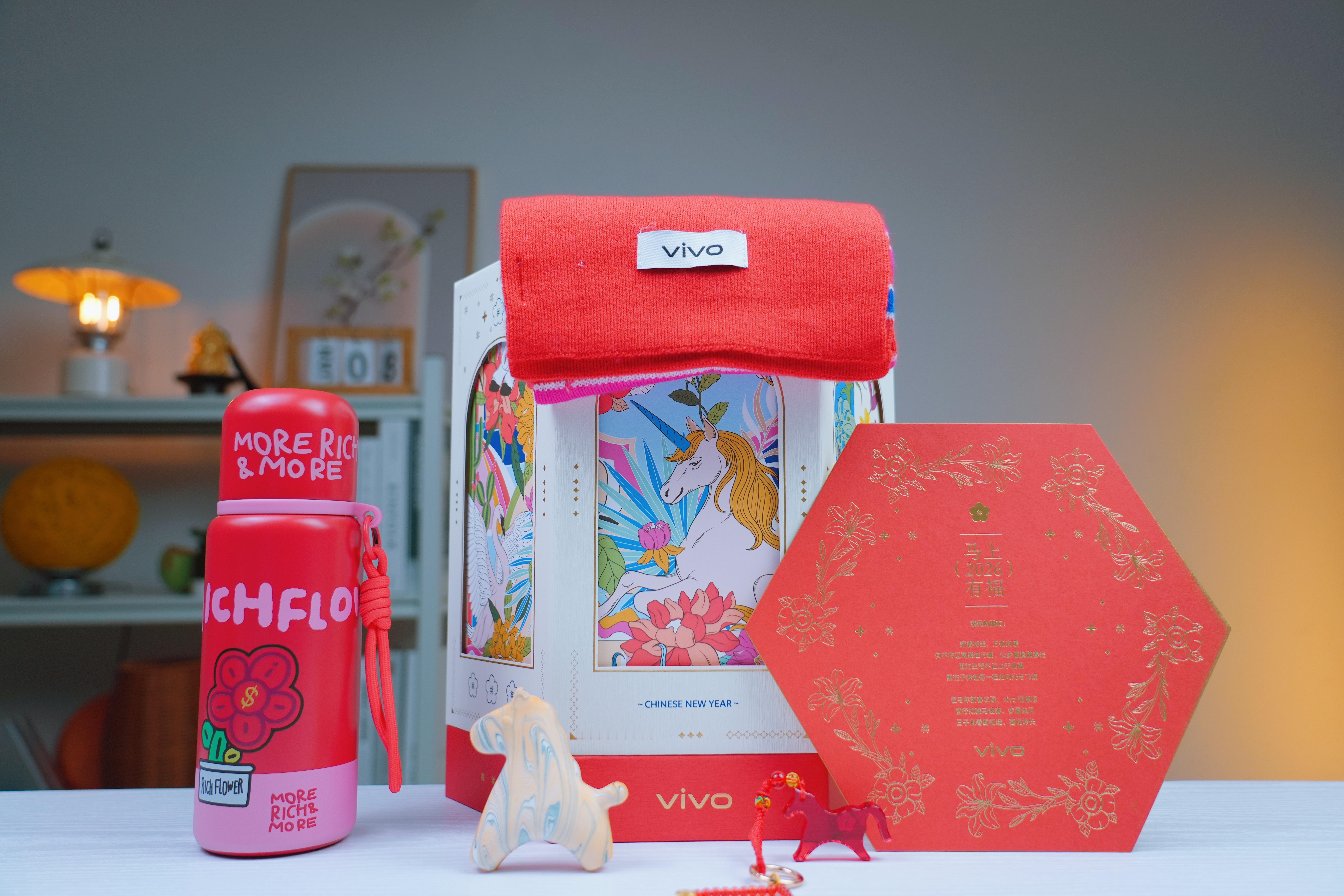 收到vivo新年礼盒，红围巾、保温杯、联名定制斜挎包等大爱，大麦！ 