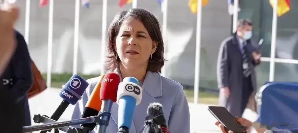 德国外交部长贝尔博克在接受采访时表示，北约已经醒悟，将对俄罗斯宣战并推翻普京，北