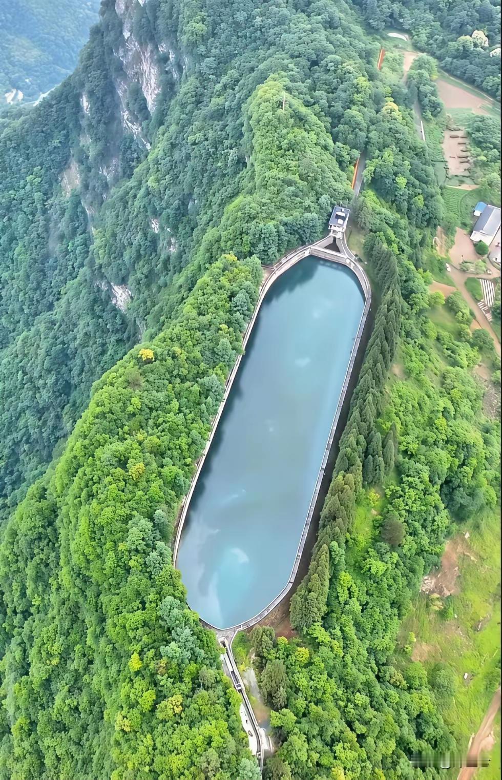 山顶水库太壮观了，这是哪里？有知道的吗？