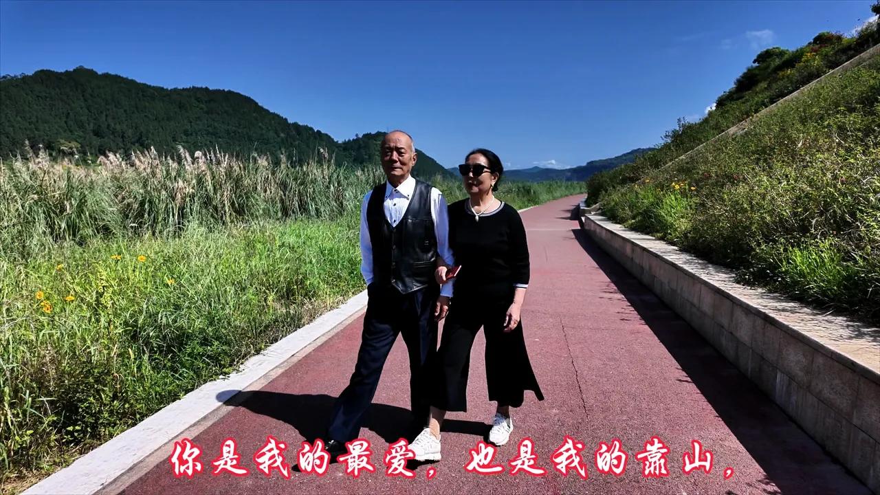 这一对夫妻结婚五十年，庆祝金婚之时。他们相约游览祖国大好山河，同观日月星辰，踏遍