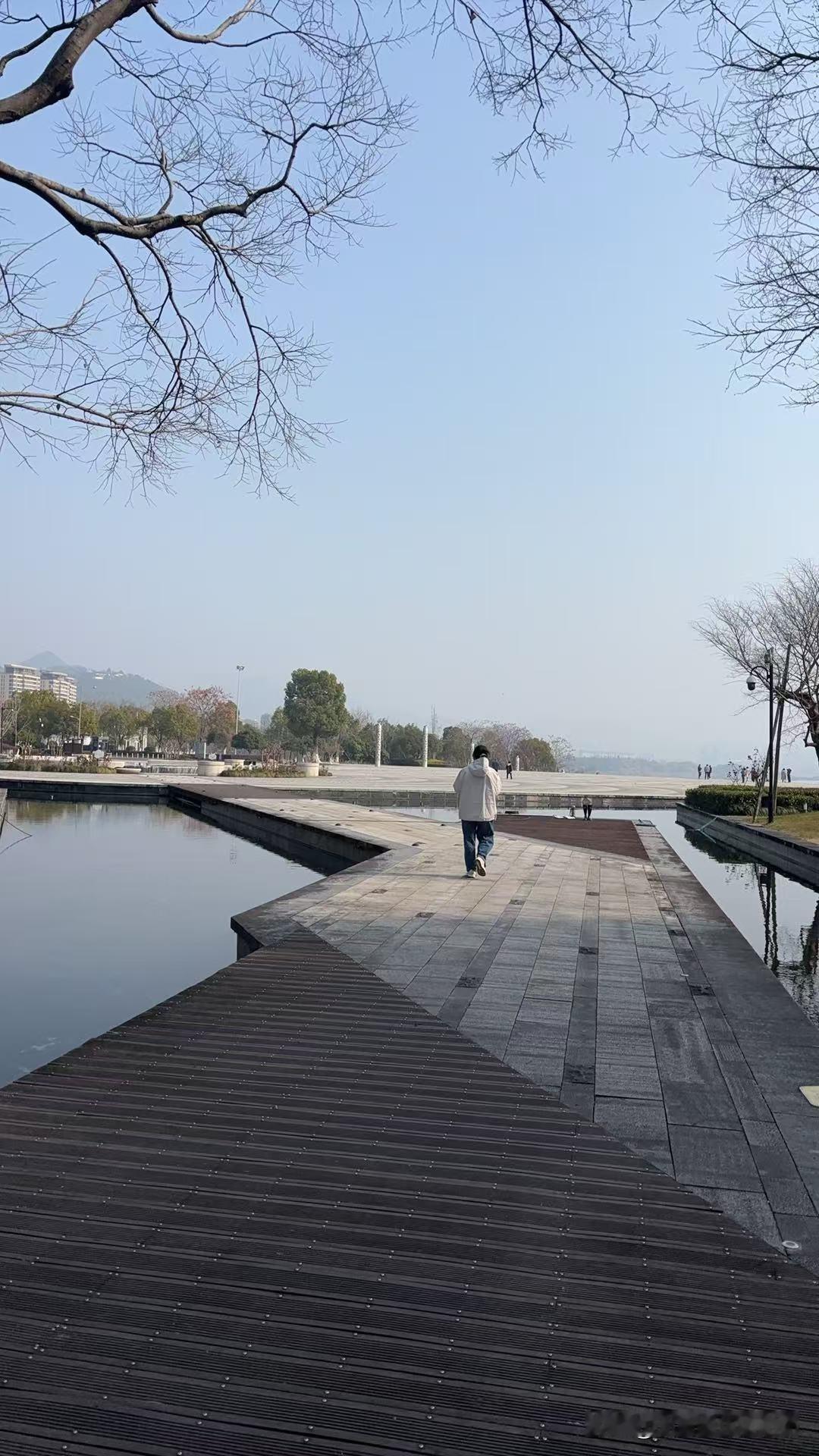 同方：深沪10倍百倍潜力股
深沪两市选一家在数年之后有10倍、百倍涨幅的公司，晒