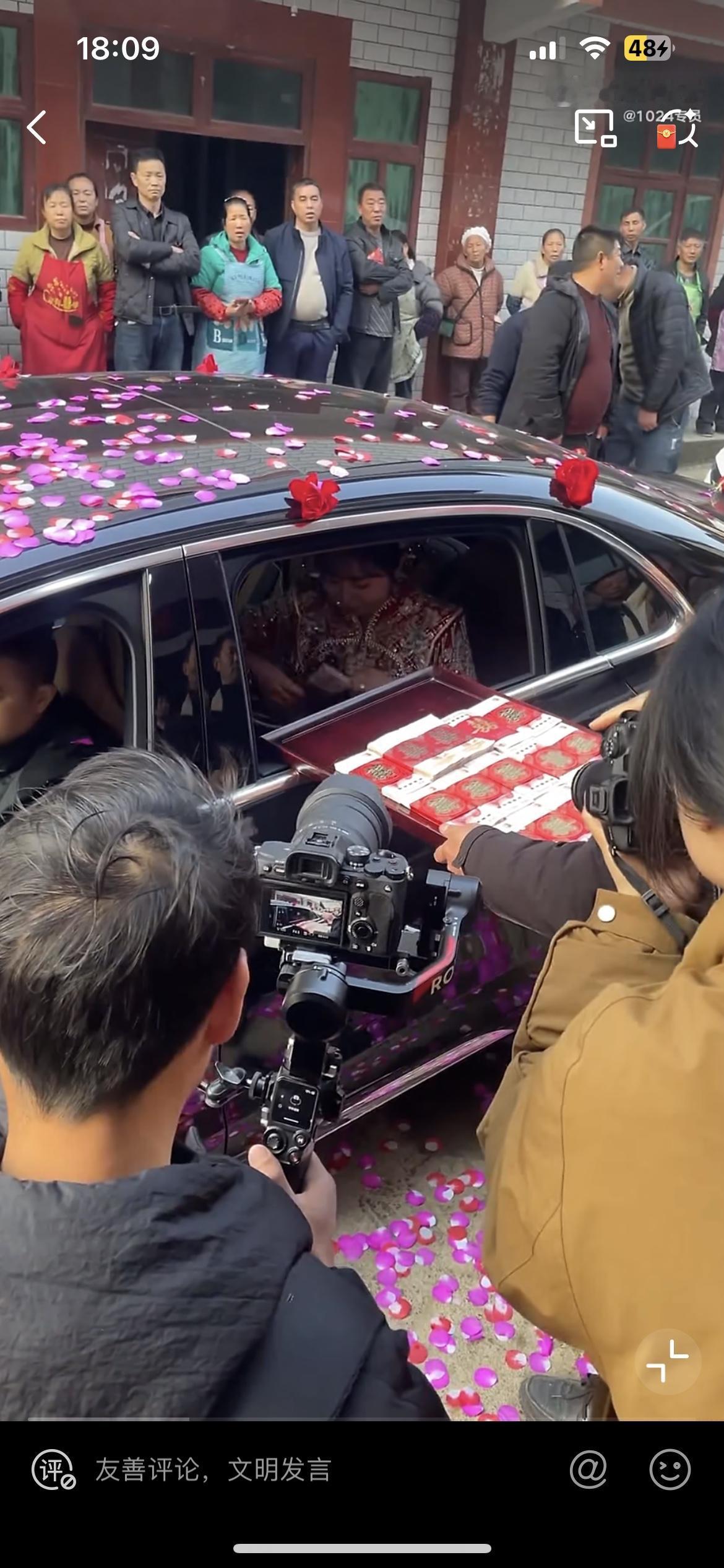 婚礼现尴尬又刺眼的一幕，新娘迎到家门口，男方家端出一个 20 万的托盘。女方摇下