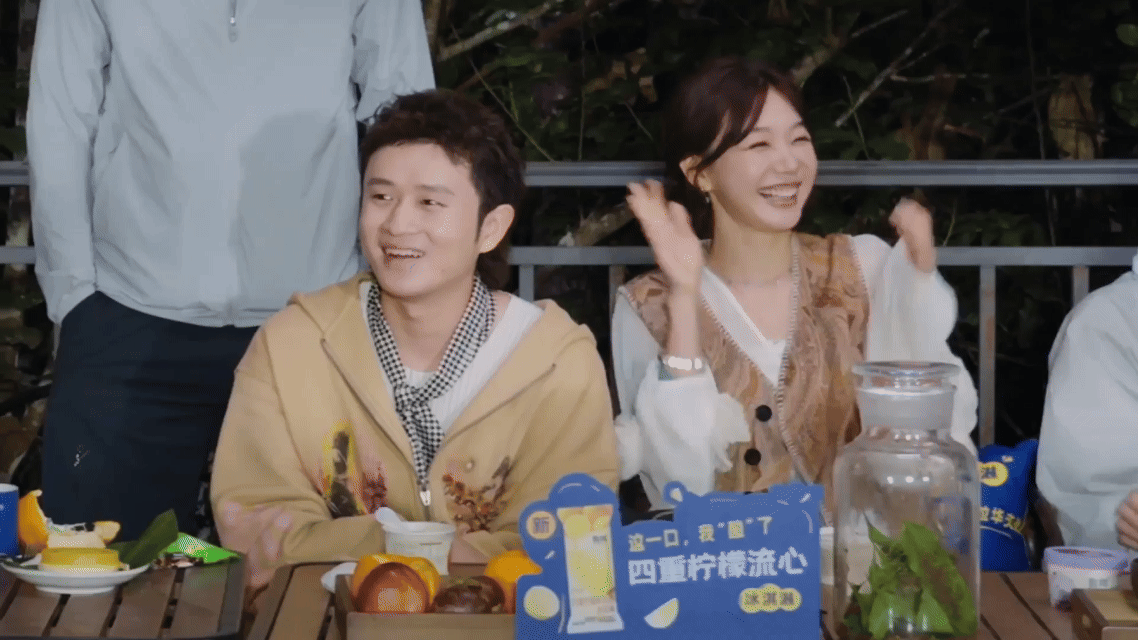 邓超superman变spiderman邓超把毒蜘蛛放在头上 邓超太敢玩了！直接