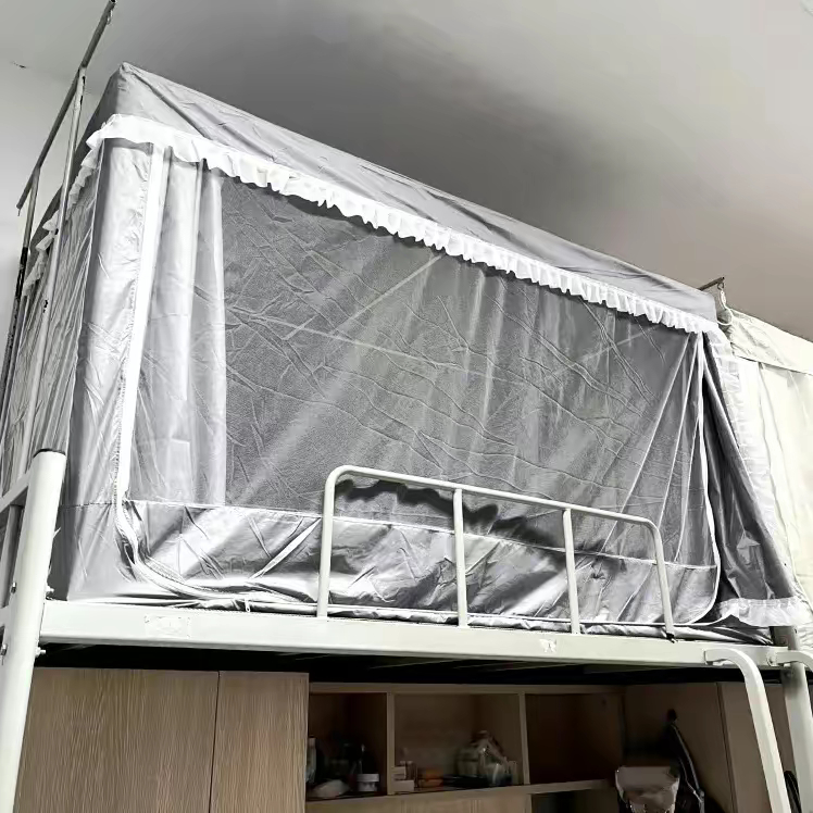 据说学校宿舍现在不准挂床帘了，说床帘是易燃品，有安全隐患，挂床帘会影响宿管查卫生