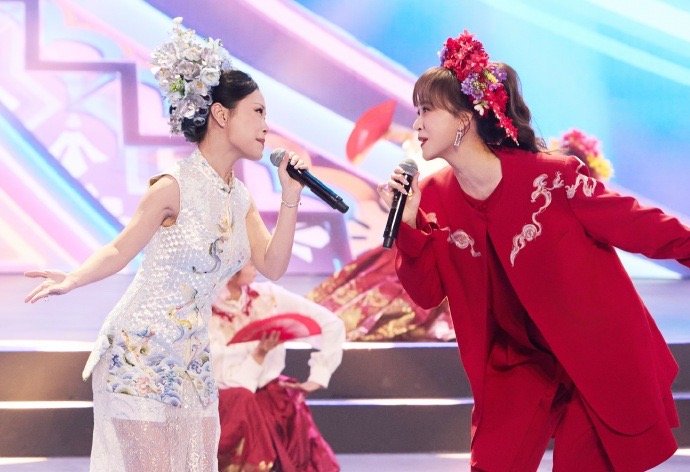 姬天语 春晚闽南歌唱出两岸同心 当《欢喜就好》的旋律响起，非遗簪花与新中式在舞台