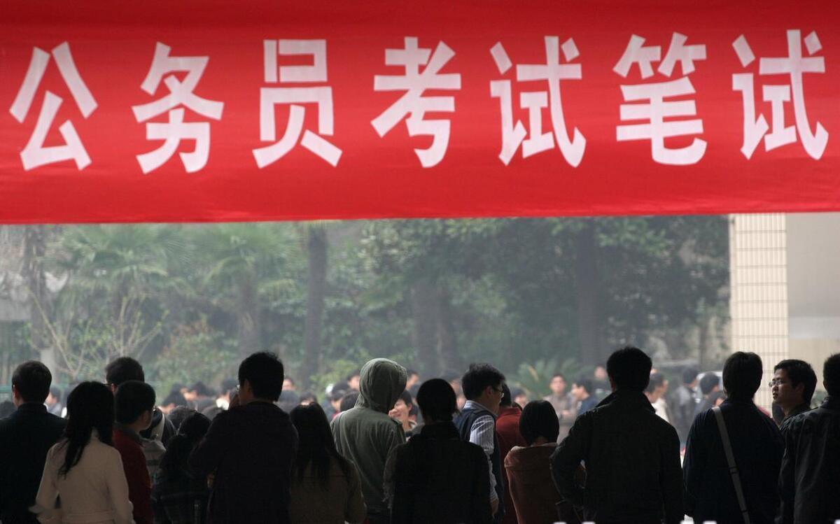 在公考热潮涌动的当下，众多公考机构打出“不过全退”的诱人招牌，这看似是考生的福音