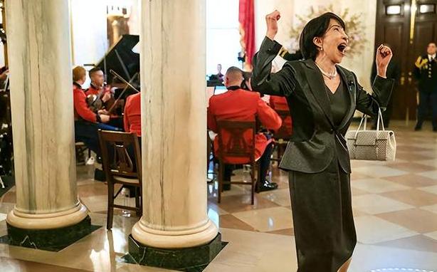 谁能想到，一首摇滚乐就把一国的政治威严给“卸”掉了？


最近日本社交媒体彻底炸