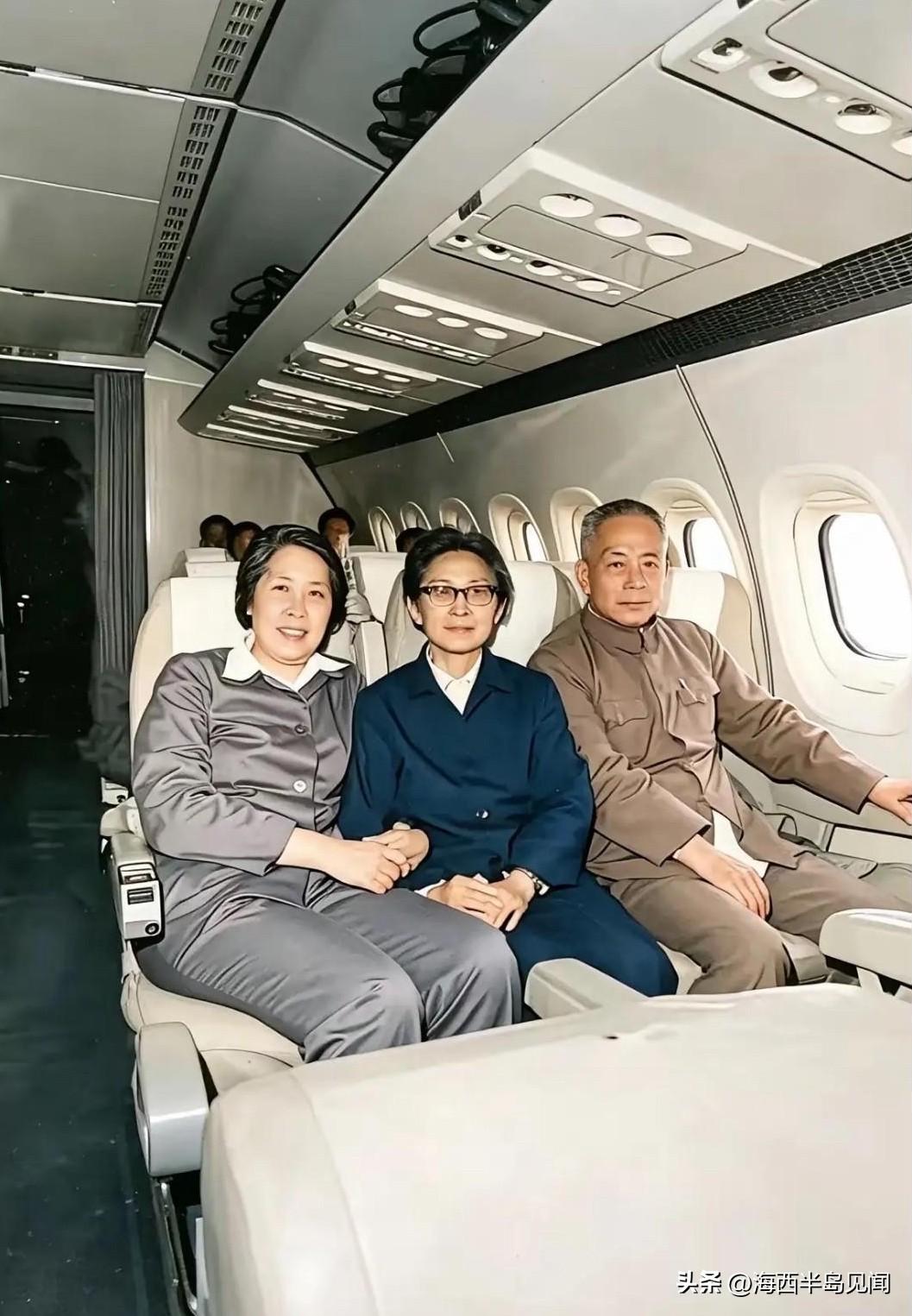 1980年，这是王光美、谢志成、陈丕显飞机座舱拍摄的一张十分珍贵的合影。
陈丕显