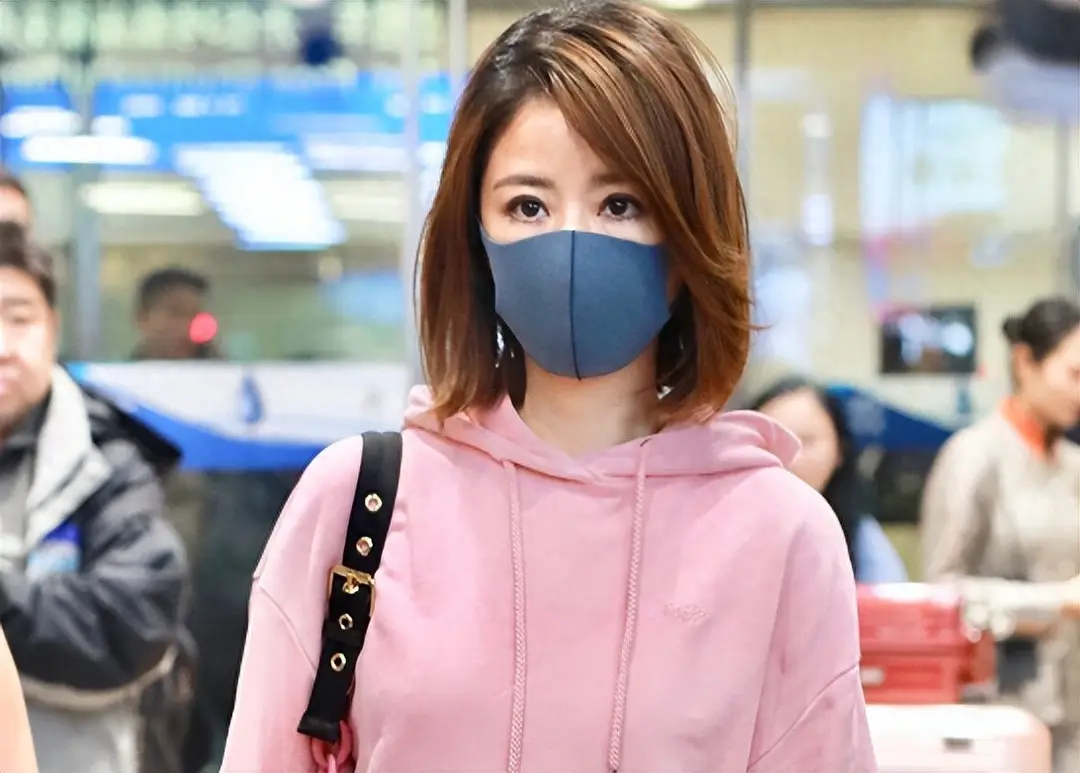 看林心如穿卫衣，我悟了：不配阔腿裤、皮鞋，配牛仔裤才更时髦 