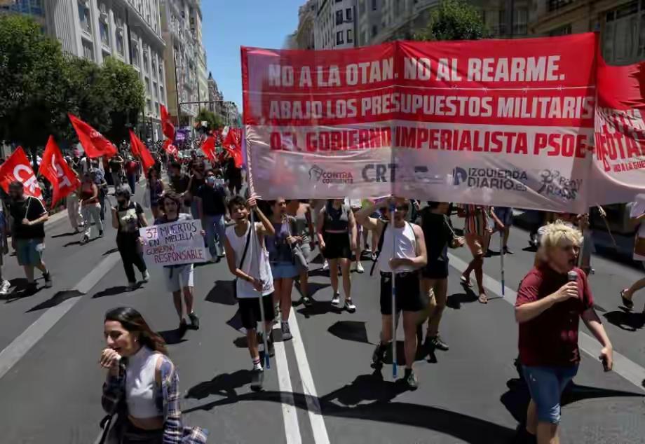 据俄罗斯新闻社报道，西班牙民众在马德里市中心举行了反帝国主义示威活动，矛头直指美