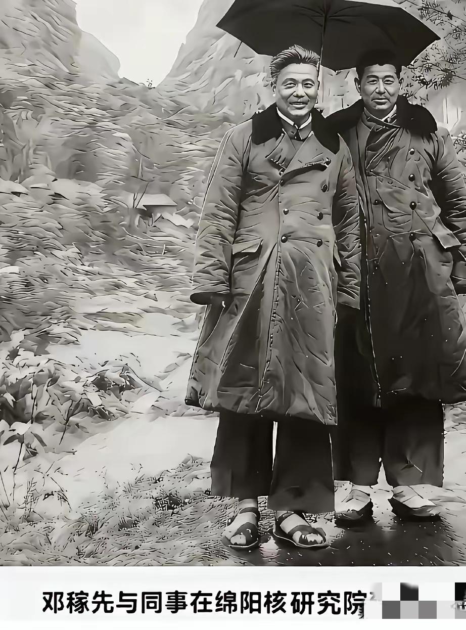 这张照片，光是看着那双凉鞋，就让人瞬间破防落泪！棉大衣裹着身躯抵着寒风，脚上却踩