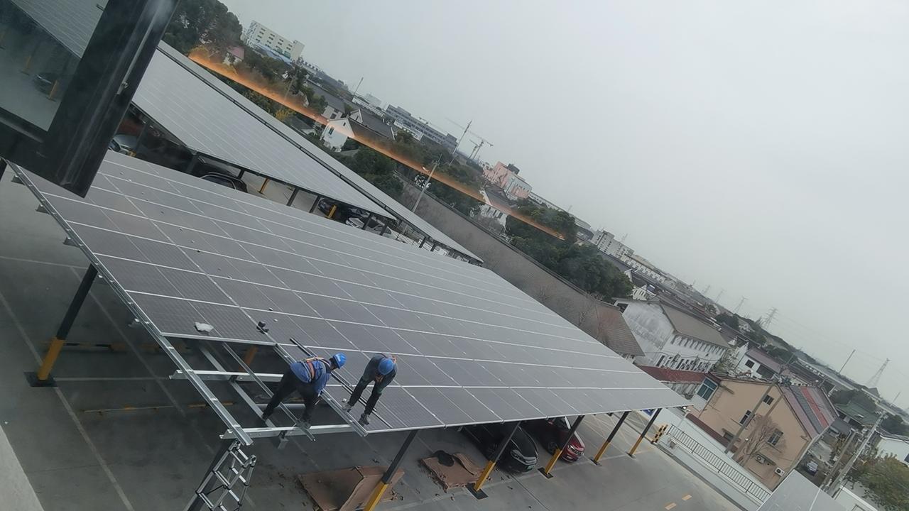 人在常熟市酒店里随手拍下的窗外景色。我有点纳闷了，这儿楼顶上是停车场，要建这么豪