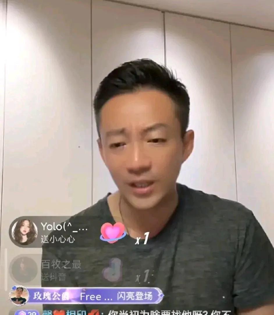 劝汪小菲别在直播间发飙了。你这样和王亮有什么区别。
别在因为你家那点破事占用公共