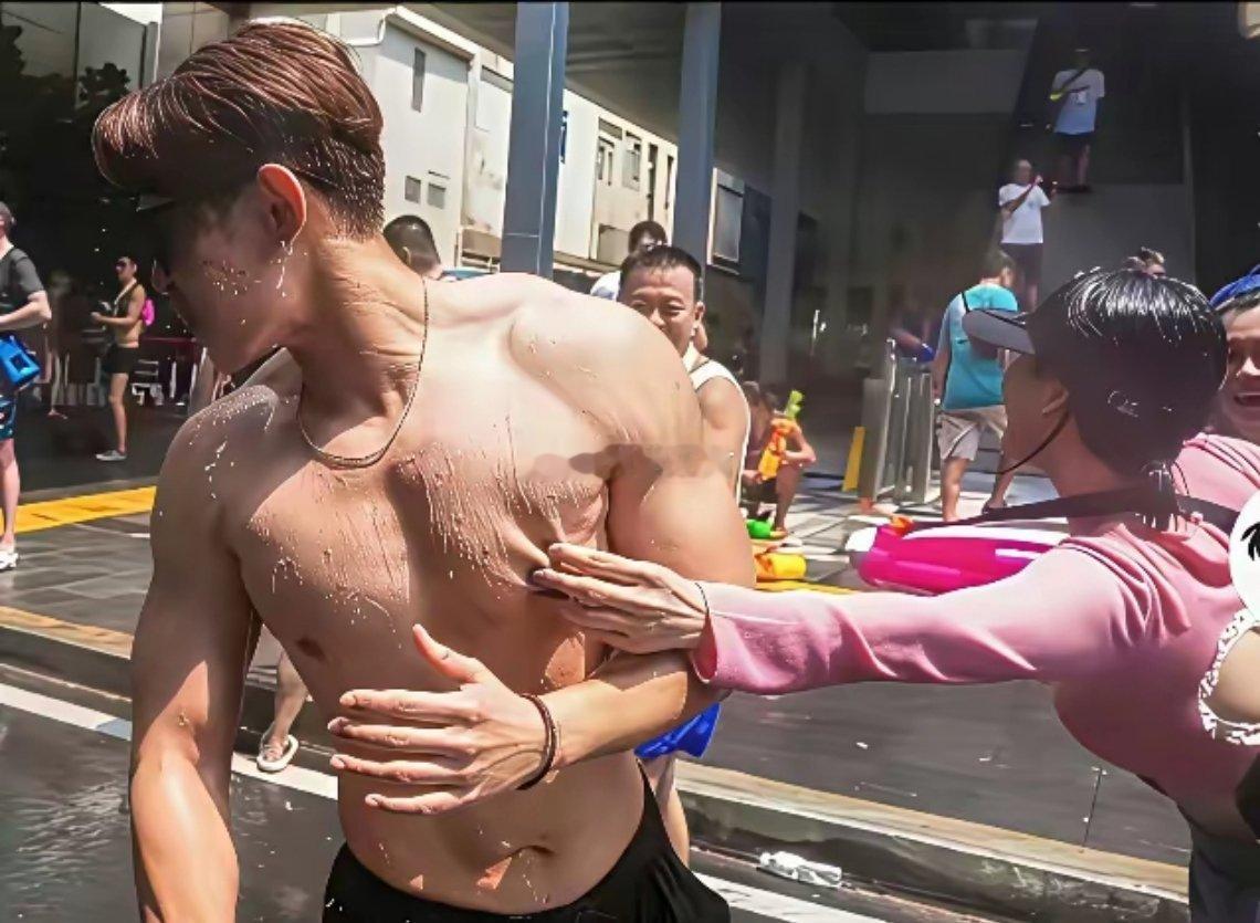 印象中的西双版纳泼水节不是这样的，现在好多猥亵事件。 