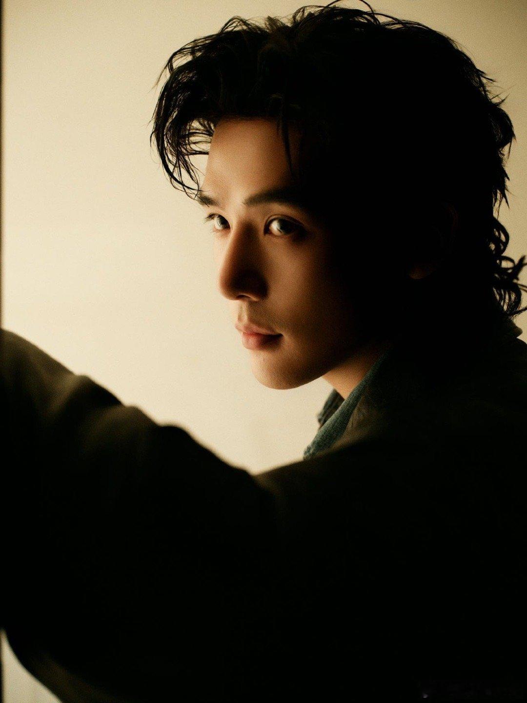 #王安宇长发# 王安宇的长发造型真的好帅，今天晚上的小巷人家真的好绝，复古时髦的