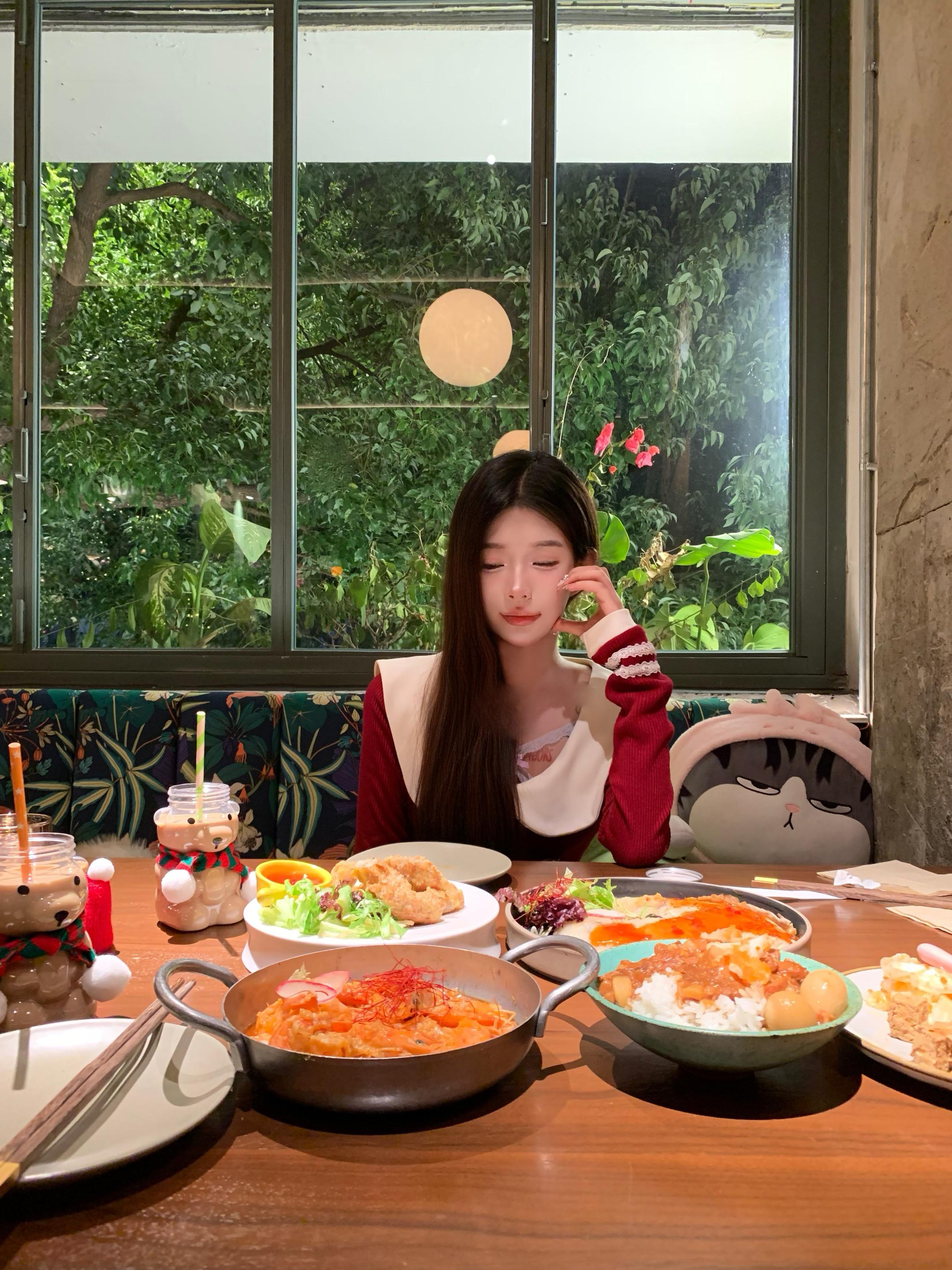 “我就在这里 停在一个人的空间里 好像没有底的隧道 一直往下掉”