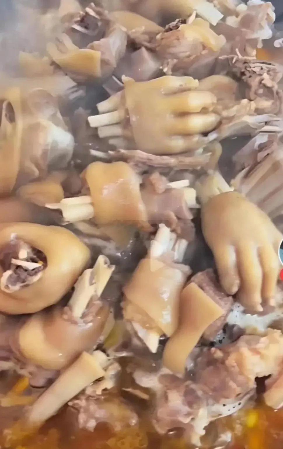 揭锅瞬间！毛骨悚然！怪事触目惊心！揭开锅盖的那刻，画面惊心动魄，实属触目惊心！深