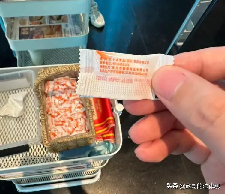 上海松江，女子在某餐厅吃完饭后，服务员在门口递上免费的薄荷糖，她随手拿了一颗含在