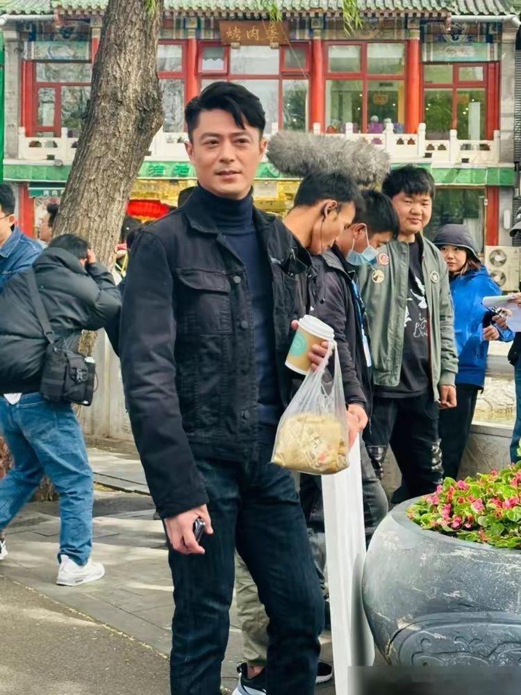 47岁霍建华，一套运动服一个煎饼，还以为他提前退休了。 前阵子，不少人在北京什刹